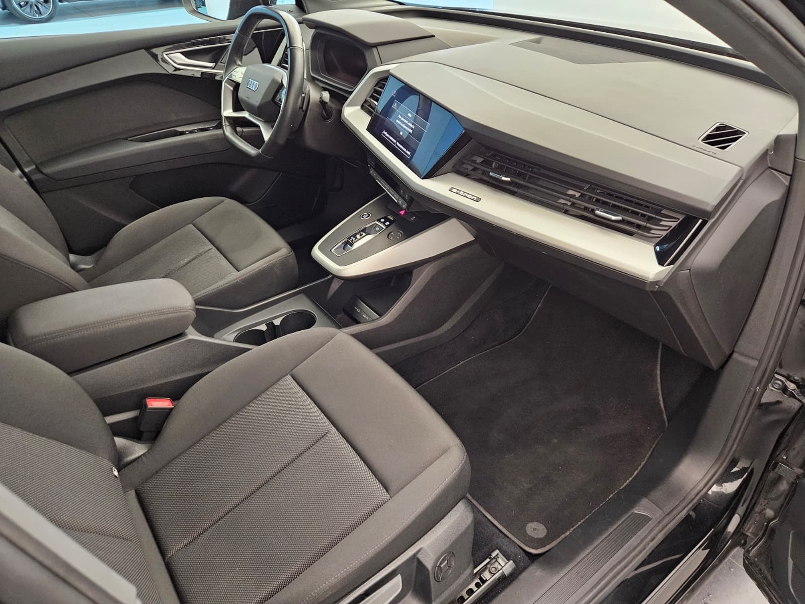 AUDI Q4 e-tron - Image 13