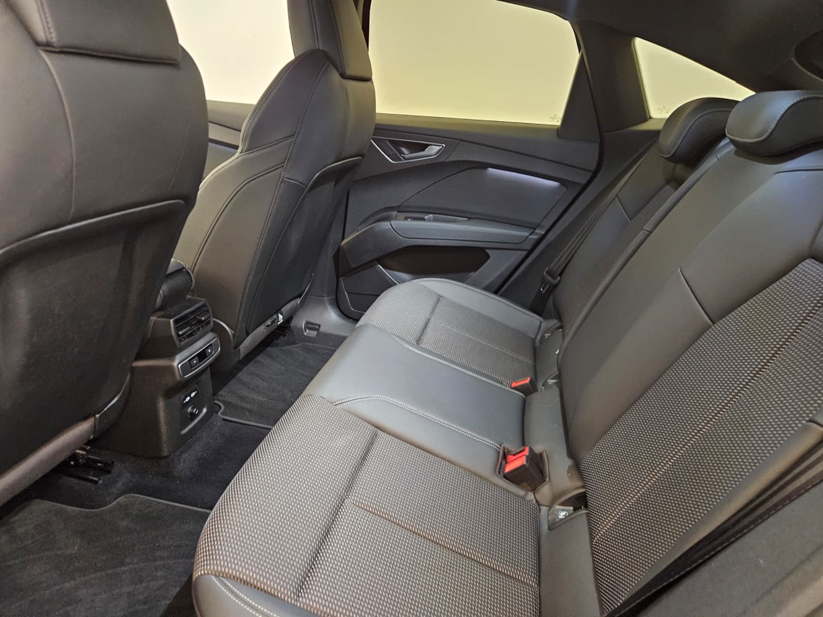 AUDI Q4 e-tron - Image 13