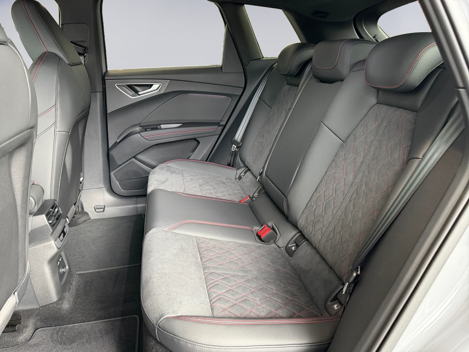AUDI Q4 e-tron - Image 11