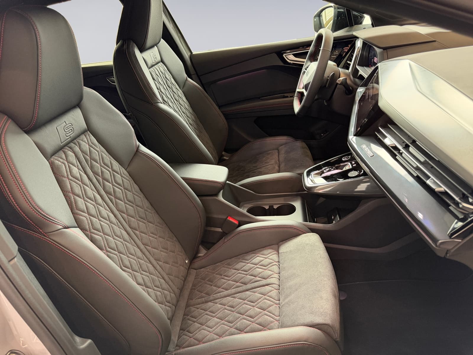 AUDI Q4 e-tron - Image 13