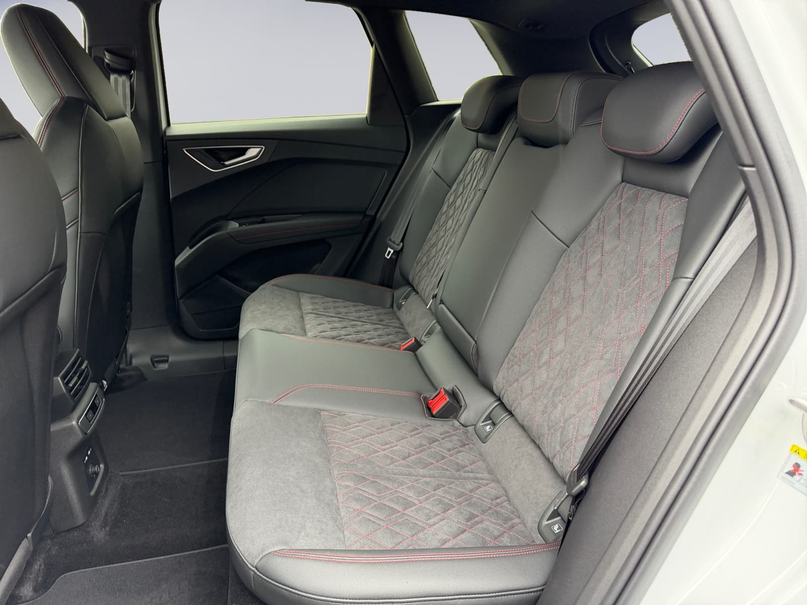 AUDI Q4 e-tron - Image 11