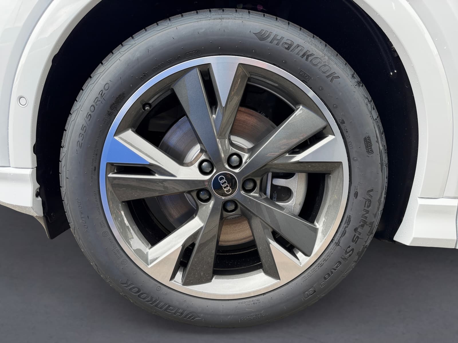 AUDI Q4 e-tron - Image 12