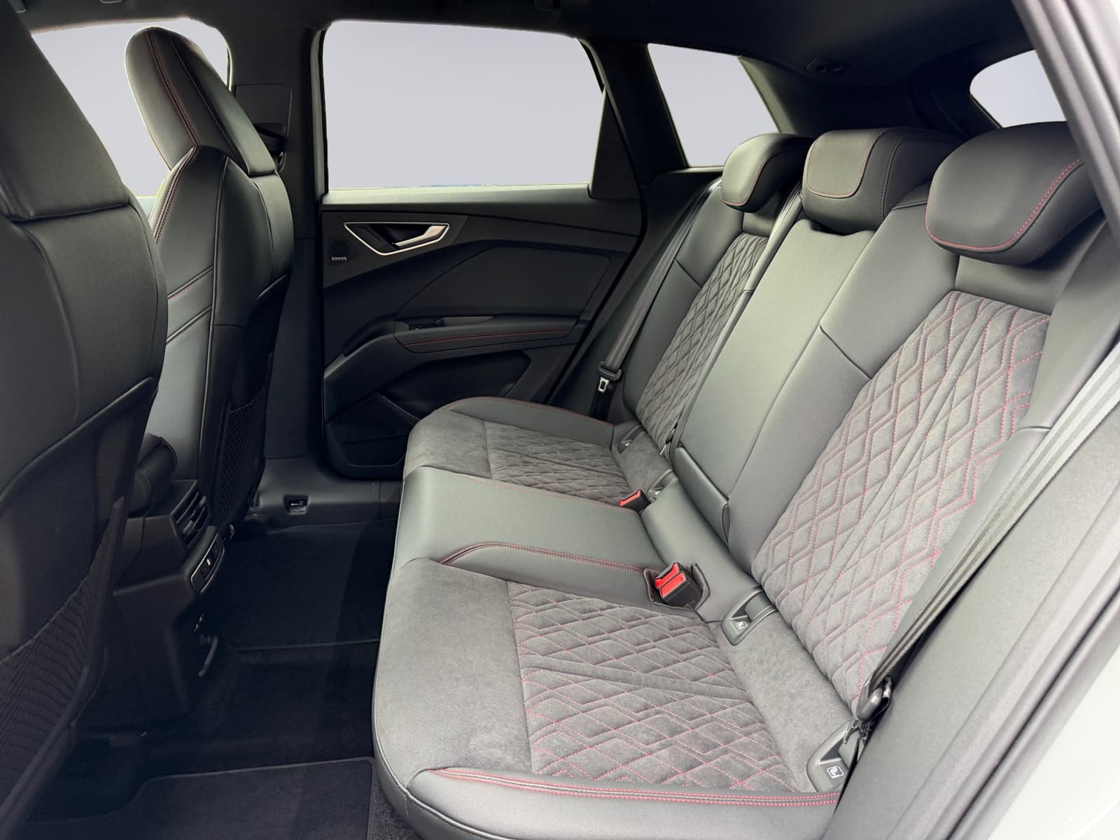 AUDI Q4 e-tron - Image 11