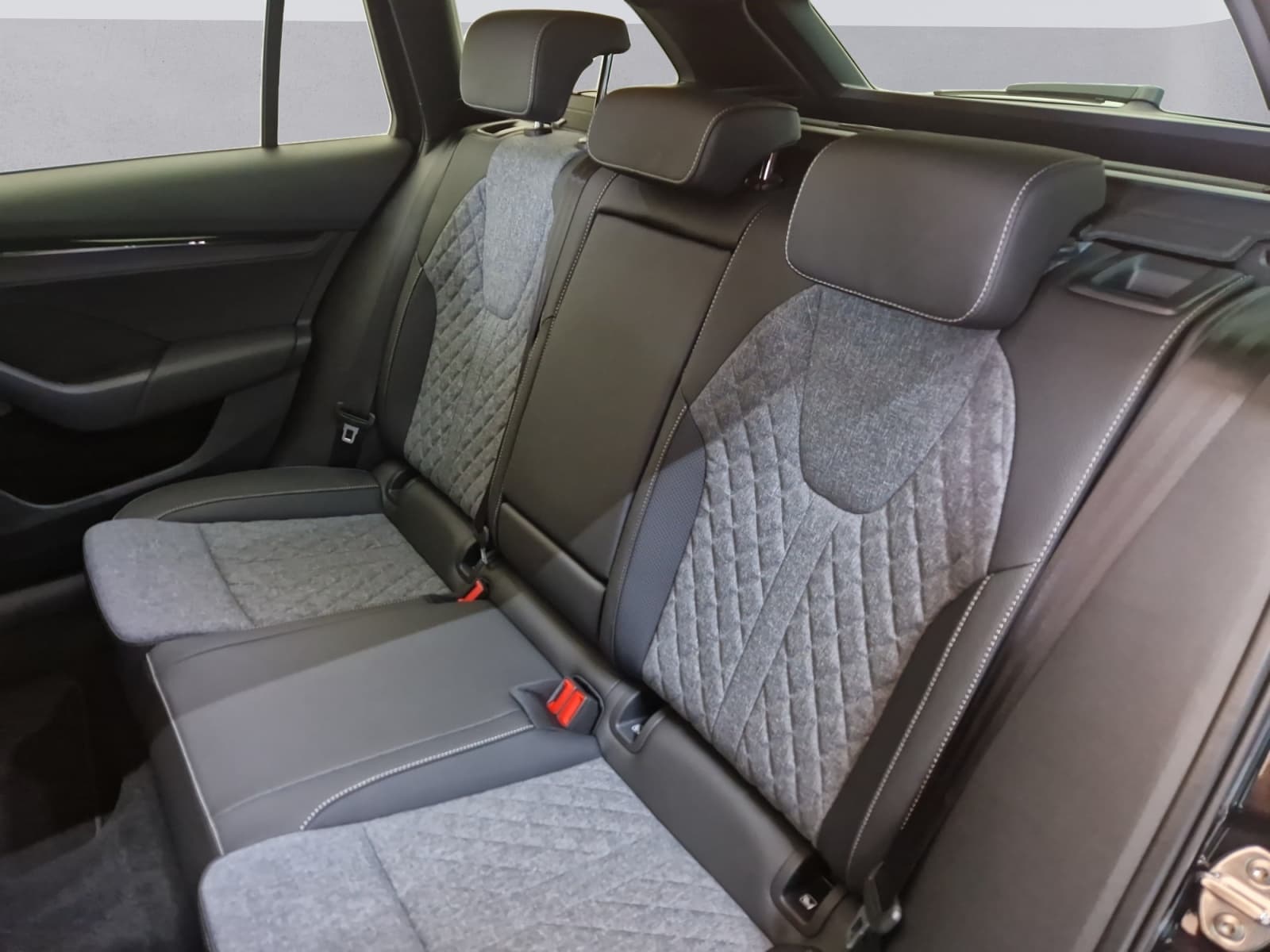 SKODA OCTAVIA - Image 12