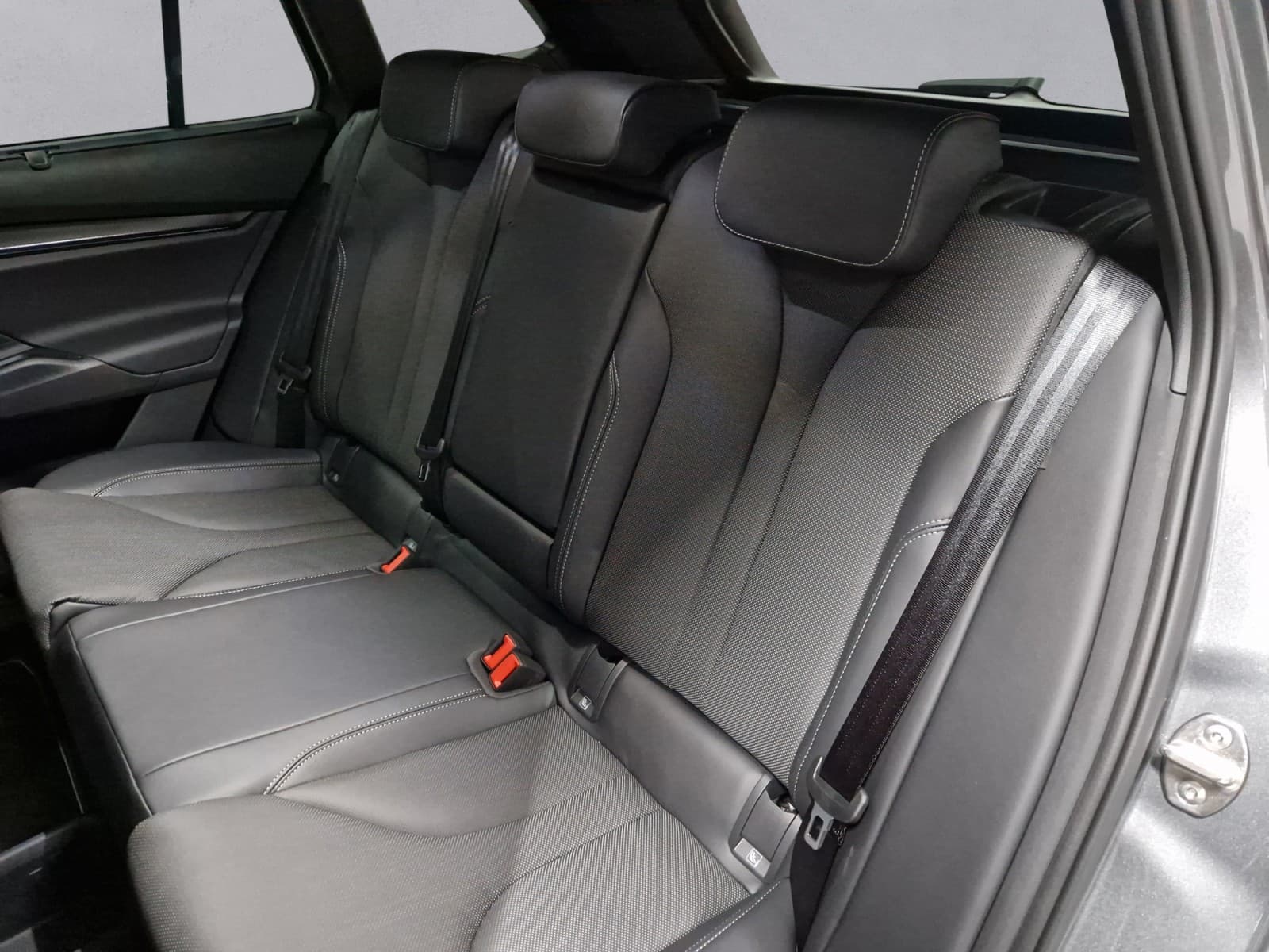SKODA ENYAQ iV - Image 14
