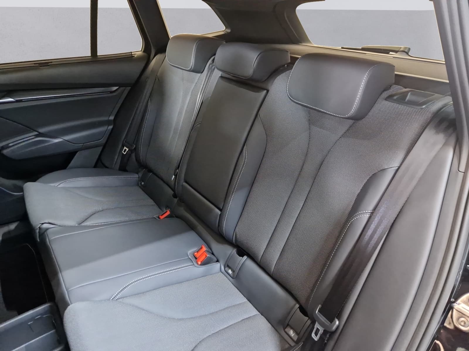 SKODA ENYAQ iV - Image 11